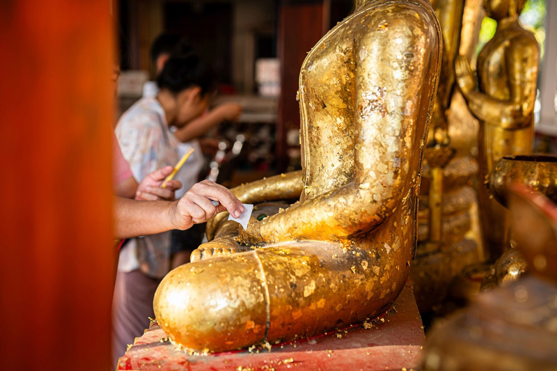 วิธีปิดทองพระที่พระหัตถ์