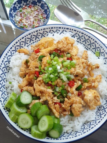 ผัดไข่ขยี้กับพริกสด