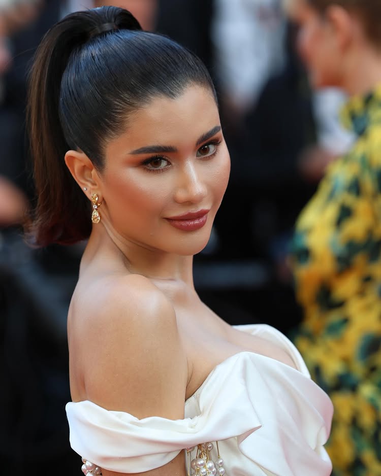 ปู ไปรยา เฉิดฉายสะดุดตาบนพรมแดงเมืองคานส์ 2025