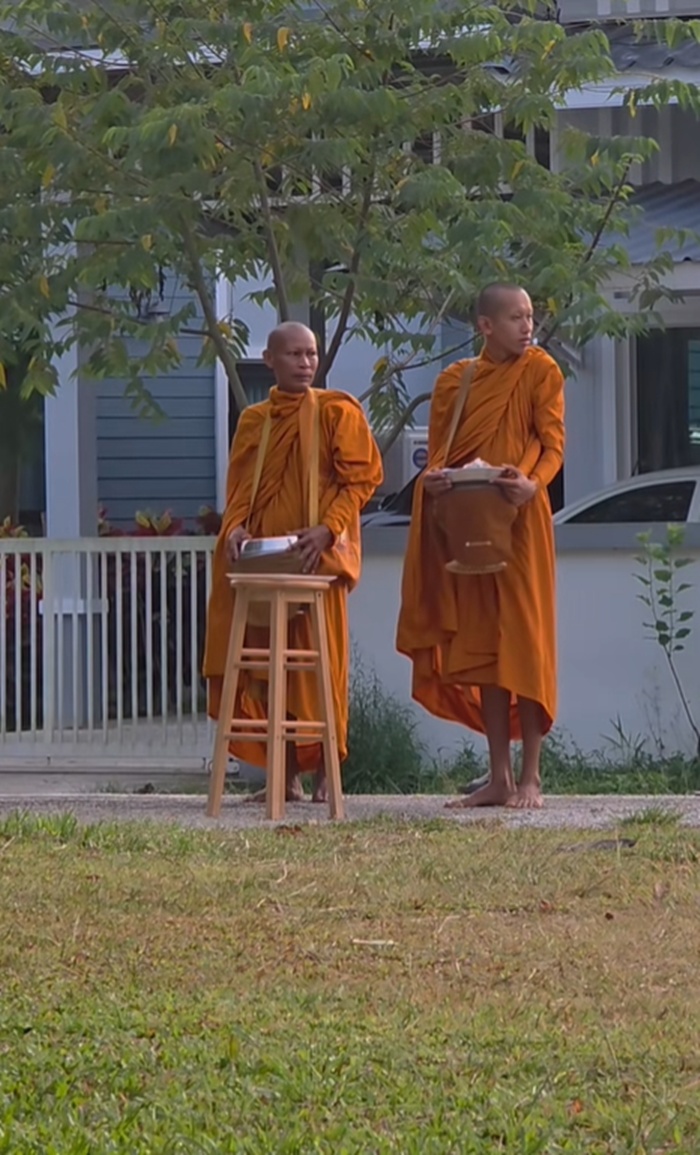 ทําบุญตักบาตร