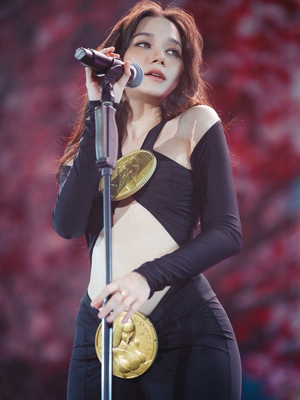 วี วิโอเลต ชุดขึ้นคอนเสิร์ต