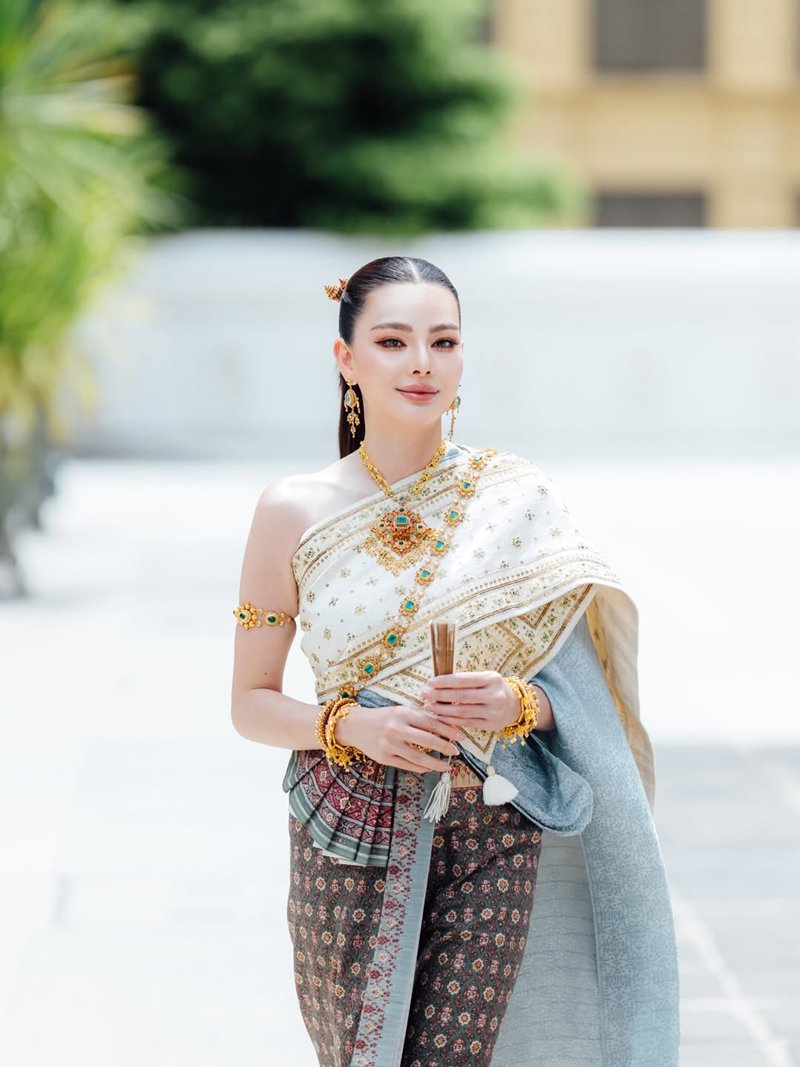 ดิว อริสรา สวมชุดไทย ควง วู้ดดี้ ล่ำซำ ทำบุญ เผยรูปคู่ครั้งแรก เหมาะสมกันสุด ๆ