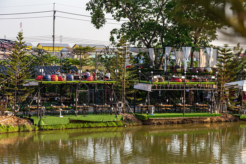 คาเฟ่ริมทะเลสาบ