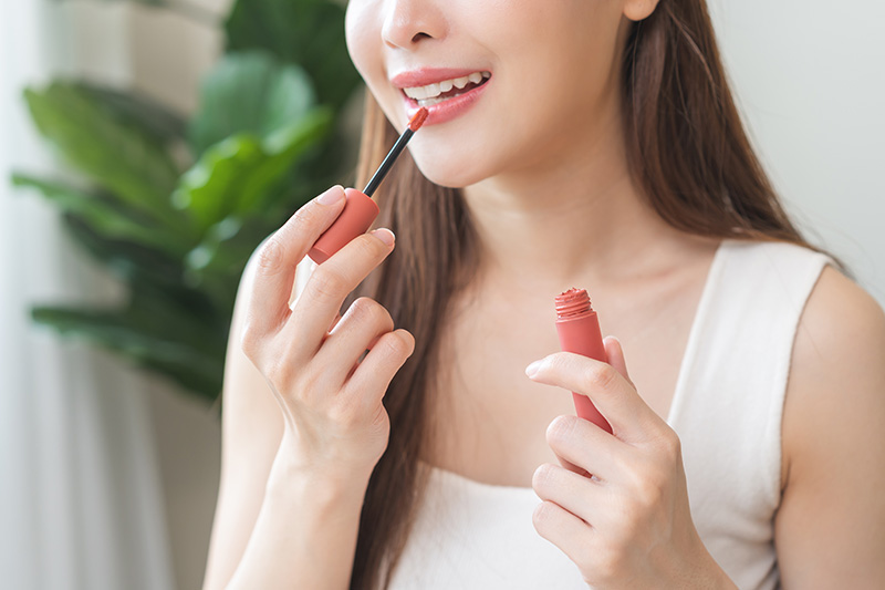 10 ลิปสติกติดทน จูบไม่หลุด ราคาสบายกระเป๋า ตอบโจทย์ทุกลุค มั่นใจตลอดวัน