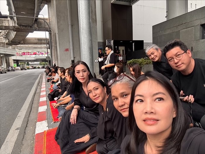 ดาราเฝ้าส่งเสด็จและร่วมถวายความอาลัย สมเด็จพระพันปีหลวง จาก รพ. จุฬาฯ ถึงพระบรมมหาราชวัง 