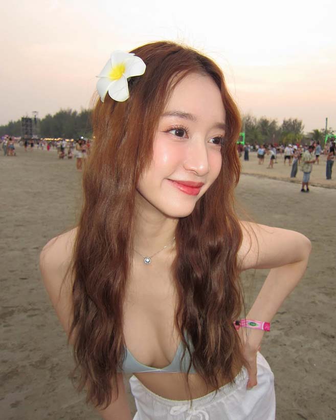 ชิงชิง คริษฐา นางเอกวิกหมอชิต แจกความสดใส ริมทะเล