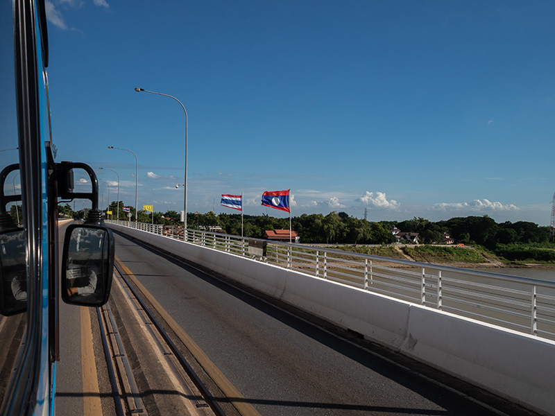 นั่งรถทัวร์ไปเที่ยวลาว บขส.