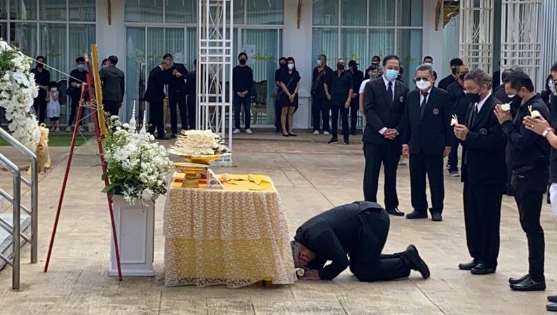 เป็ด เชิญยิ้ม