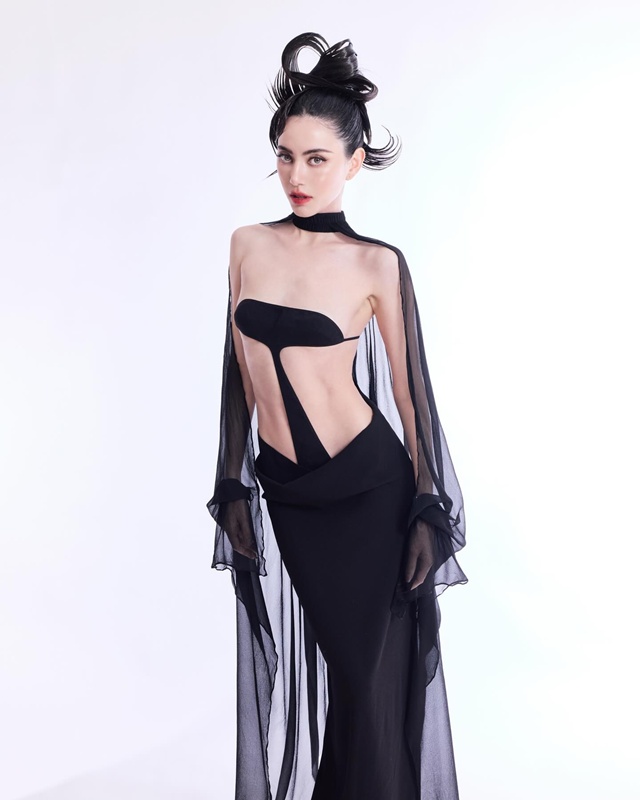 ใหม่ ดาวิกา แซ่บสะดุ้ง อวดเอวสับในชุดเกาะอกตัวจิ๋ว