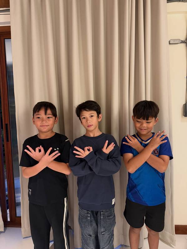 น้องโพธิ์ กอด น้องมิก้า 