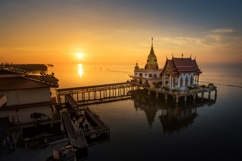 สกายวอล์กวัดหงษ์ทอง วันหยุดเที่ยวไหนดี