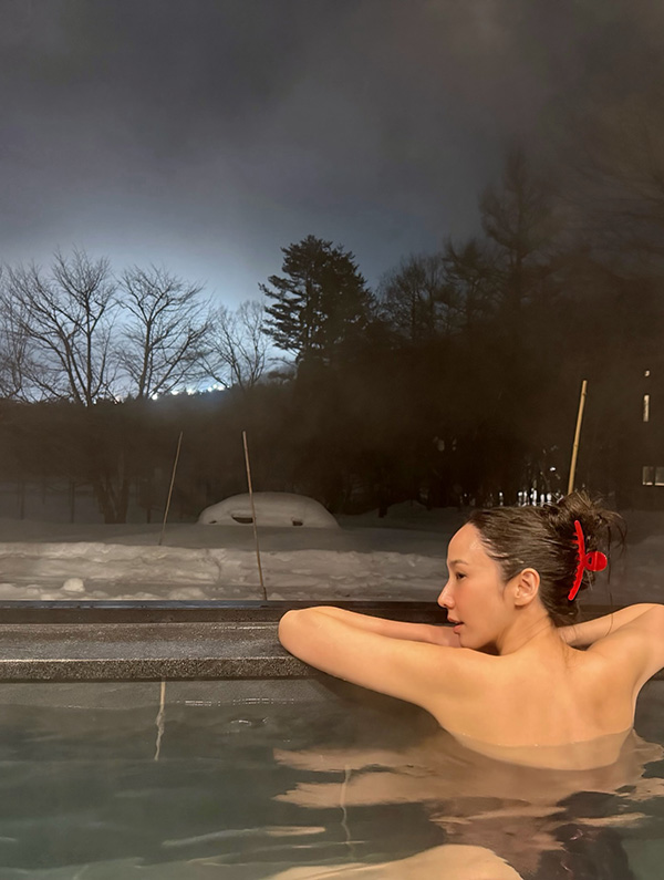 อั้ม พัชราภา สลัดผ้าแช่ออนเซ็นกลางหิมะ