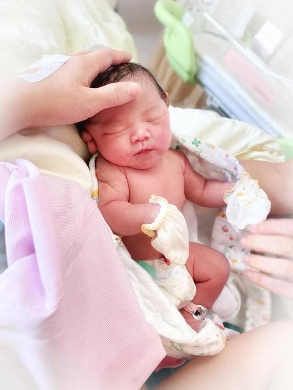 ปุ๊กลุก ภรรยา ตั้น พิเชษฐ์ไชย คลอดลูก
