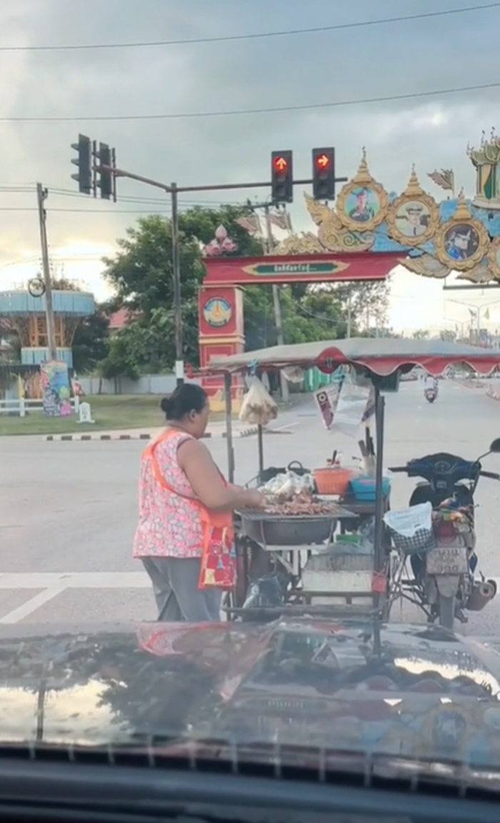 แม่ค้าหมูปิ้ง