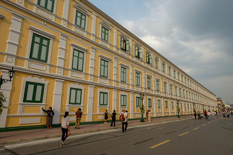 ที่ถ่ายรูปเทรนด์สไบกับกางเกงยีนส์