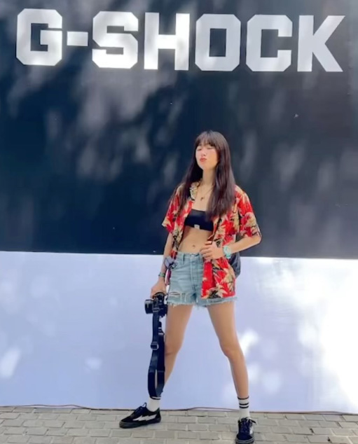 แมตช์เสื้อฮาวายสีสดกับสปอร์ตบราตัวจิ๋วสีดำกับกางเกงยีนส์ขาสั้น