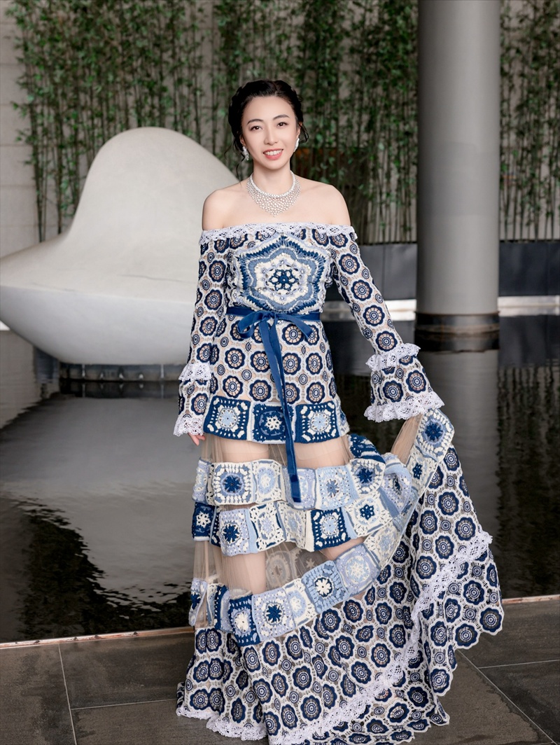 สาวปริศนาถ่ายเซลฟี่คู่ จีซู BLACKPINK