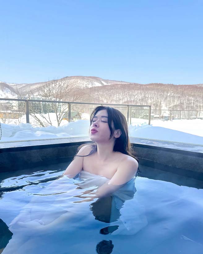 มิ้นท์ นวินดา แช่ออนเซ็นกลางแจ้งที่ญี่ปุ่น ท่ามกลางหิมะขาวโพลน