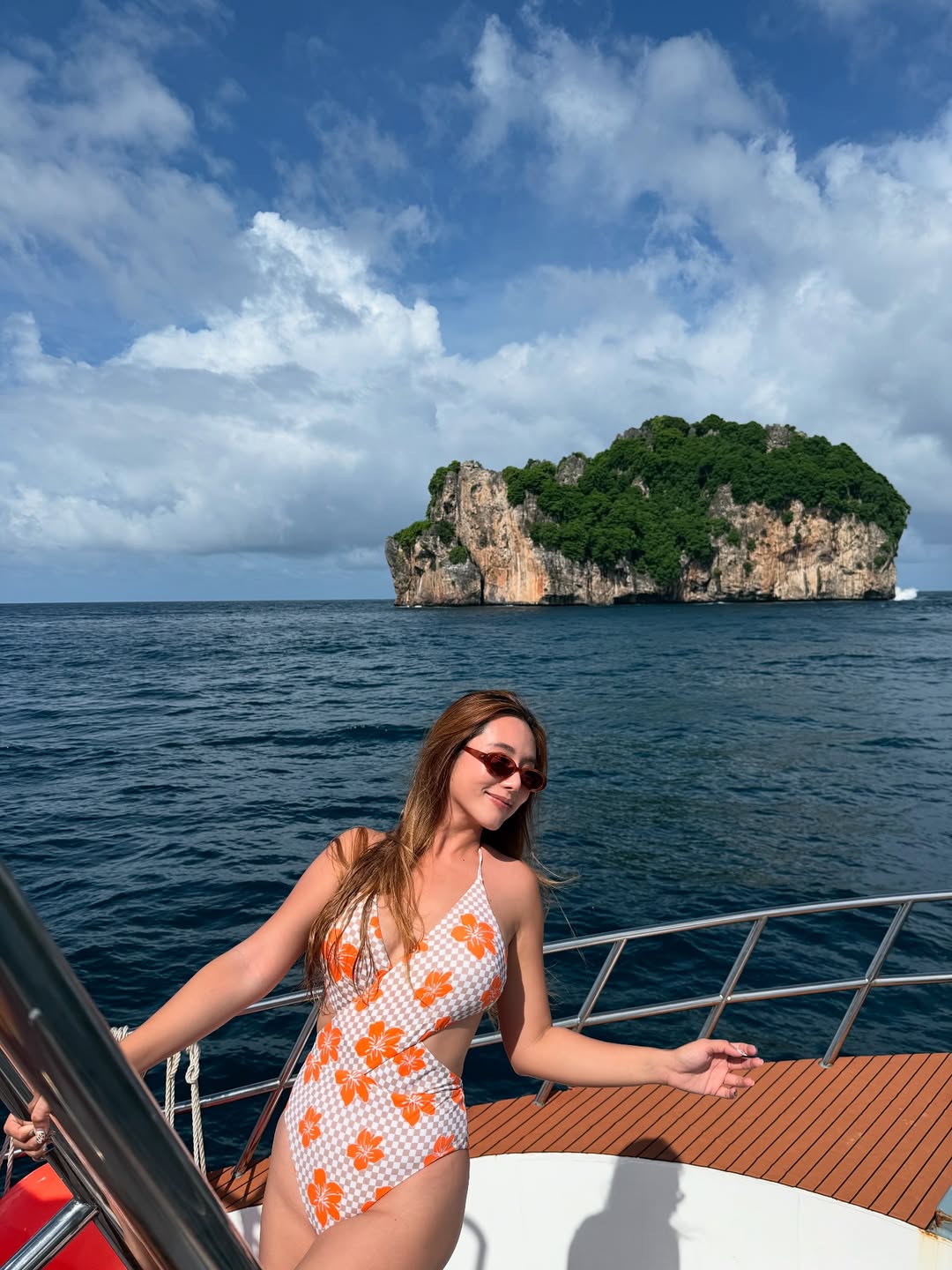 ใบเฟิร์น อัญชสา ใส่วันพีซ ล่องเรือชมวิวทะเลสวย ๆ ก่อนดำน้ำ