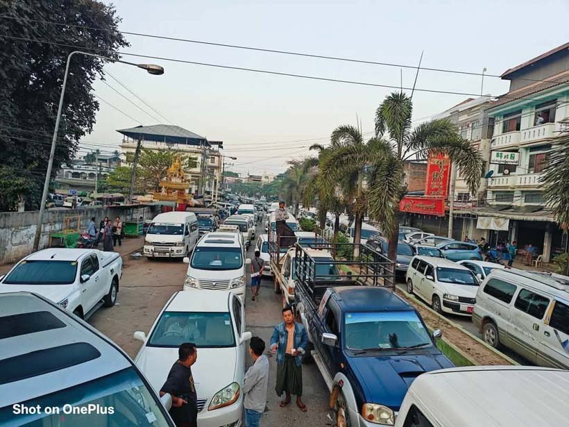 วิกฤตแม่สอด ! รถติดหนึบหลังชาวเมียนมาแห่ข้ามเติมน้ำมัน 