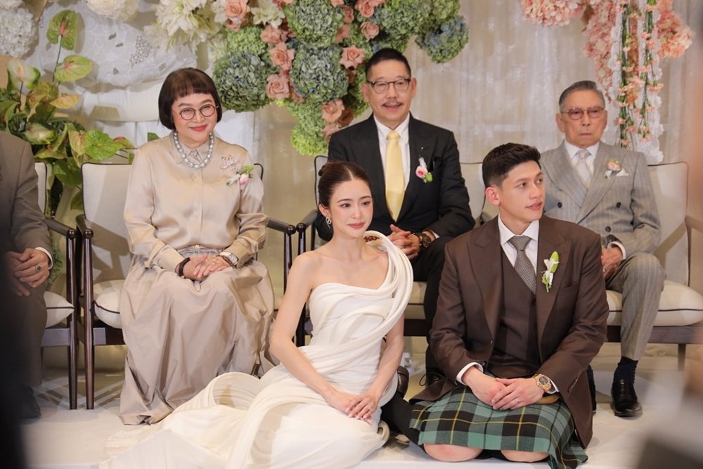 ชาวเน็ตหลุดโฟกัสชุด พาย สุนิษฐ์ ทำไมใส่กระโปรง ในงานแต่งกับ มายด์ ลภัสลัล