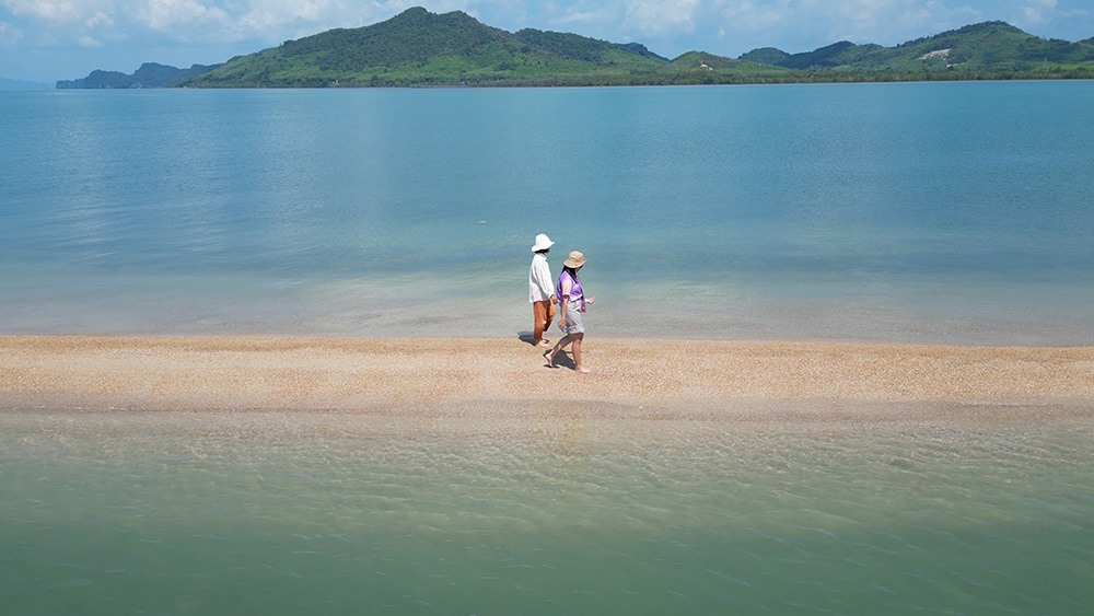 เดินบนทะเลแหวกสันหลังมังกร เกาะพลอง