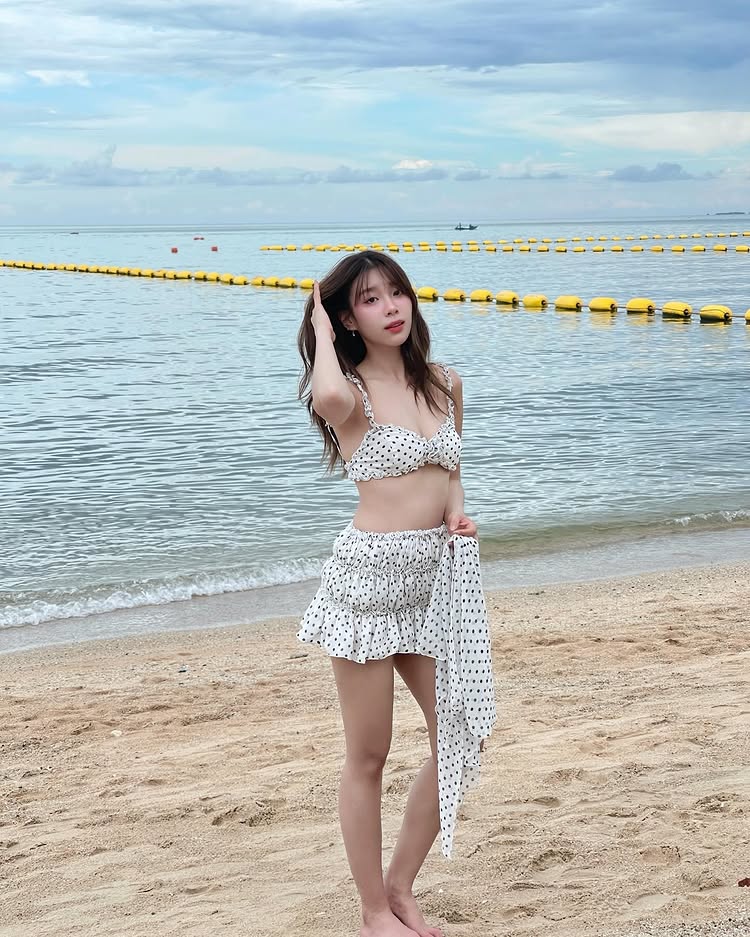 แก้ว ณัฐรุจา อดีต BNK48 จัดทูพีซเซ็กซี่ ๆ โชว์ผิวขาวเนียนริมหาด