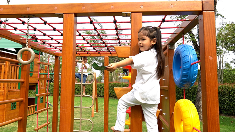 มีก้า มีญ่า ยิ้มแก้มปริ คุณปู่สุทธิเกียรติ ยกสวนสนุกมาไว้กลางบ้าน 