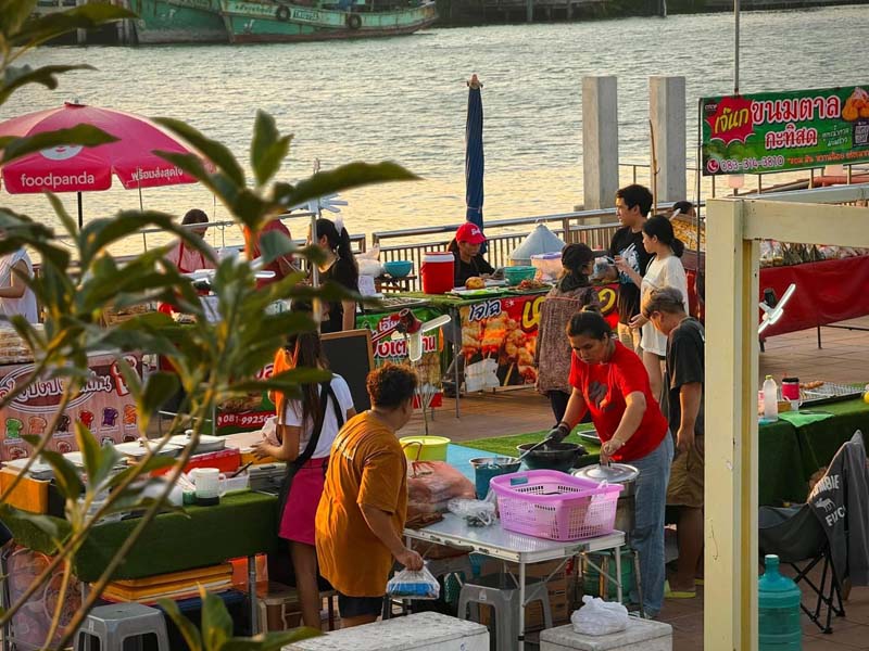 ถนนคนเดินแม่กลอง บรรยากาศ