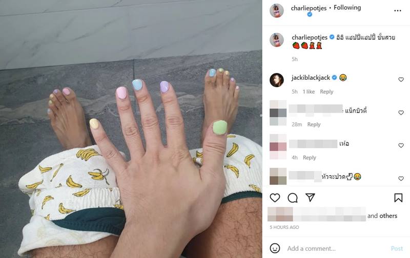 แน็ก ชาลี โชว์สีเล็บตอนนั่งส้วม