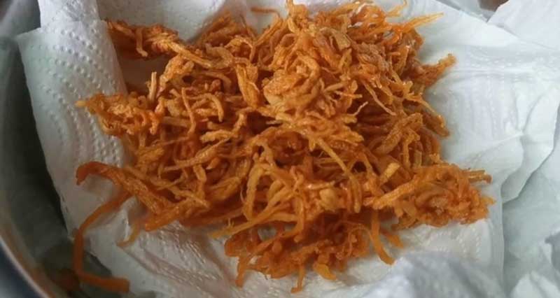 ไก่ฉีกคั่วน้ำปลา