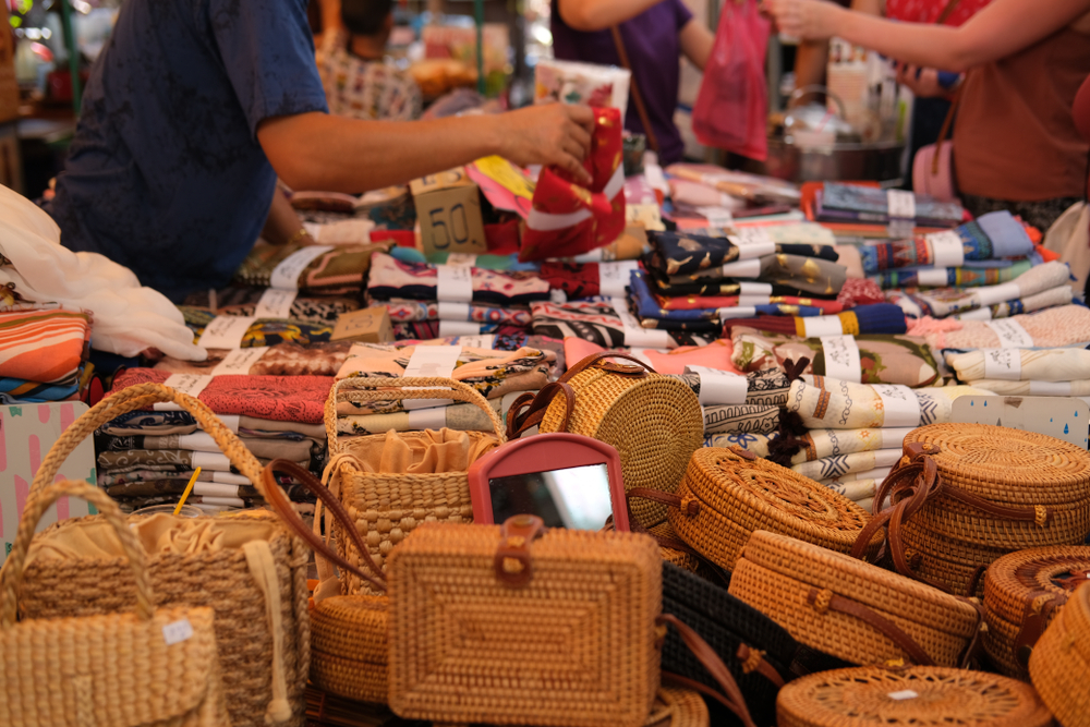 สินค้าหัตถกรรมขายที่ตลาดน้ำตลิ่งชัน