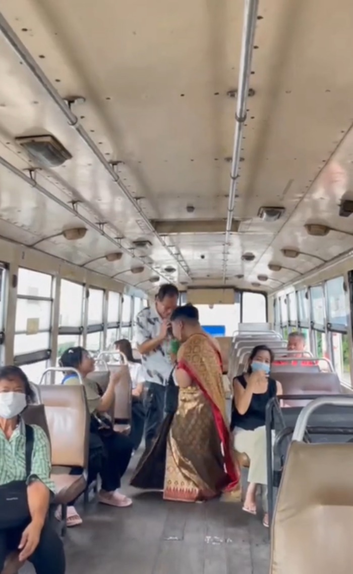 กระเป๋ารถเมล์