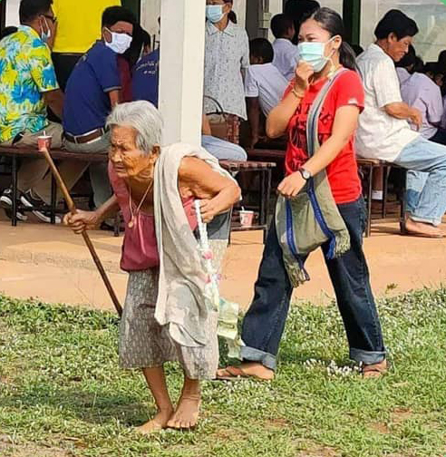 คุณยายถือพวงมาลัย