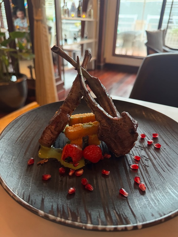 เอวา ปวรวรรณ โพสต์ภาพพักผ่อนที่โรงแรมหรูกระบี่ คนโฟกัสชุดชมพูสุดแซ่บ