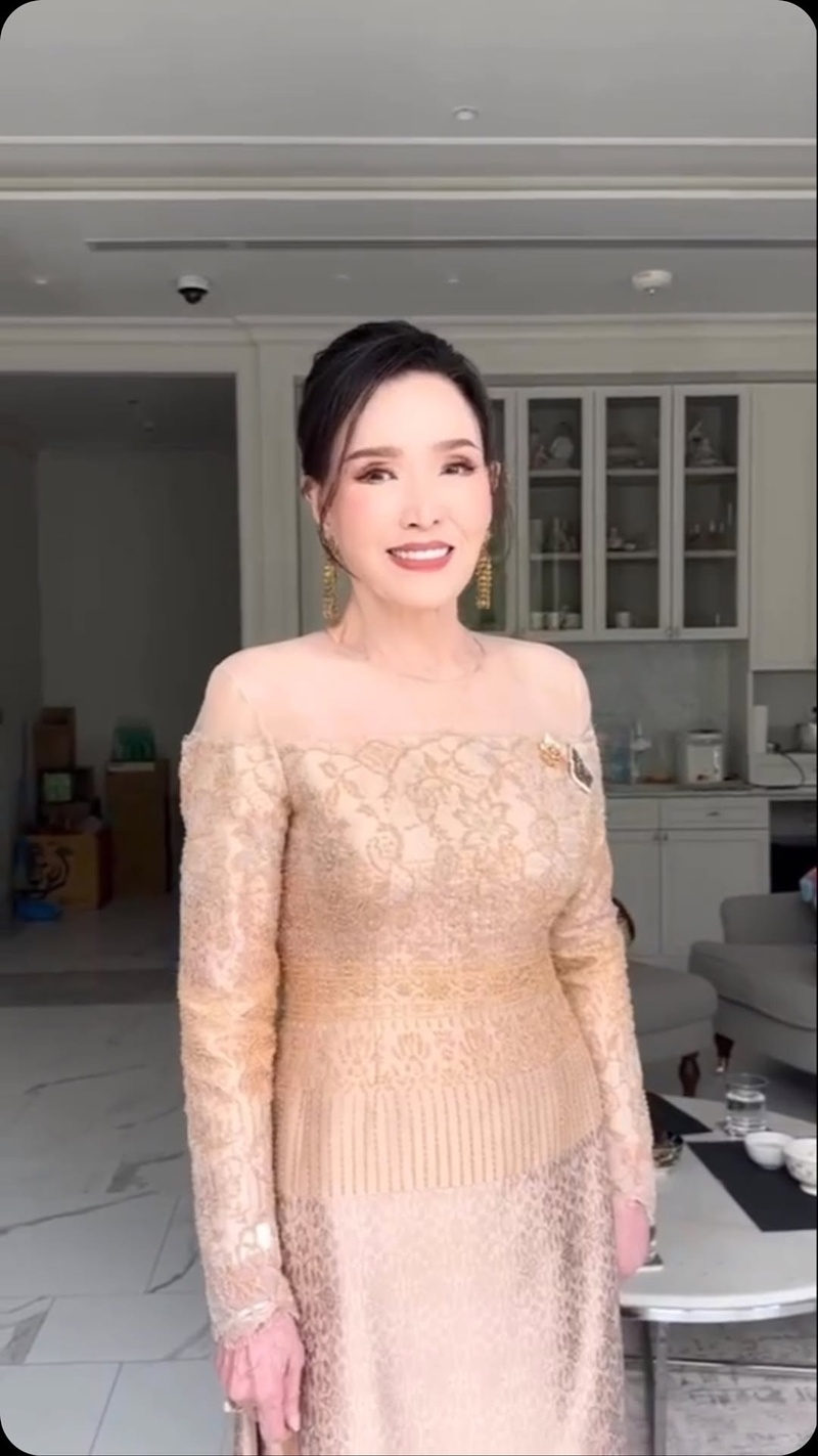 อาภัสรา หงสกุล