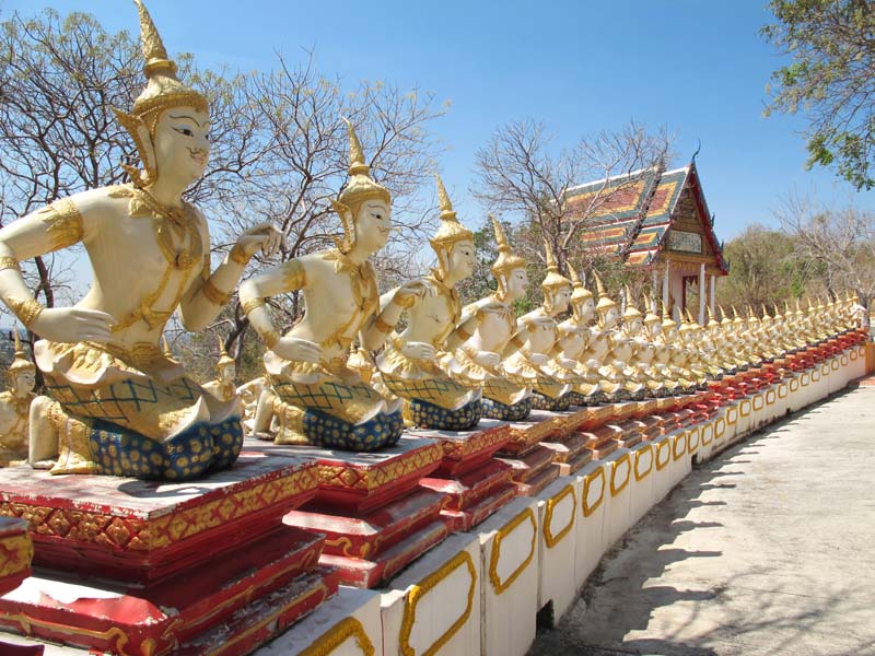 ทางเดินที่มีรูปปั้นเทวดา วัดพระบาทน้ำพุ จ.ลพบุรี