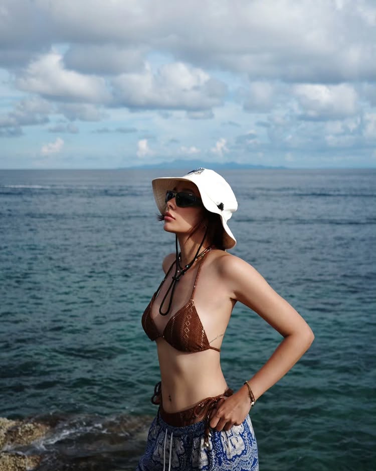 แซมมี่ เคาวเวลล์ นุ่งบิกินี่อวดหุ่นสวยเซ็กซี่ริมหาดที่เกาะเต่า