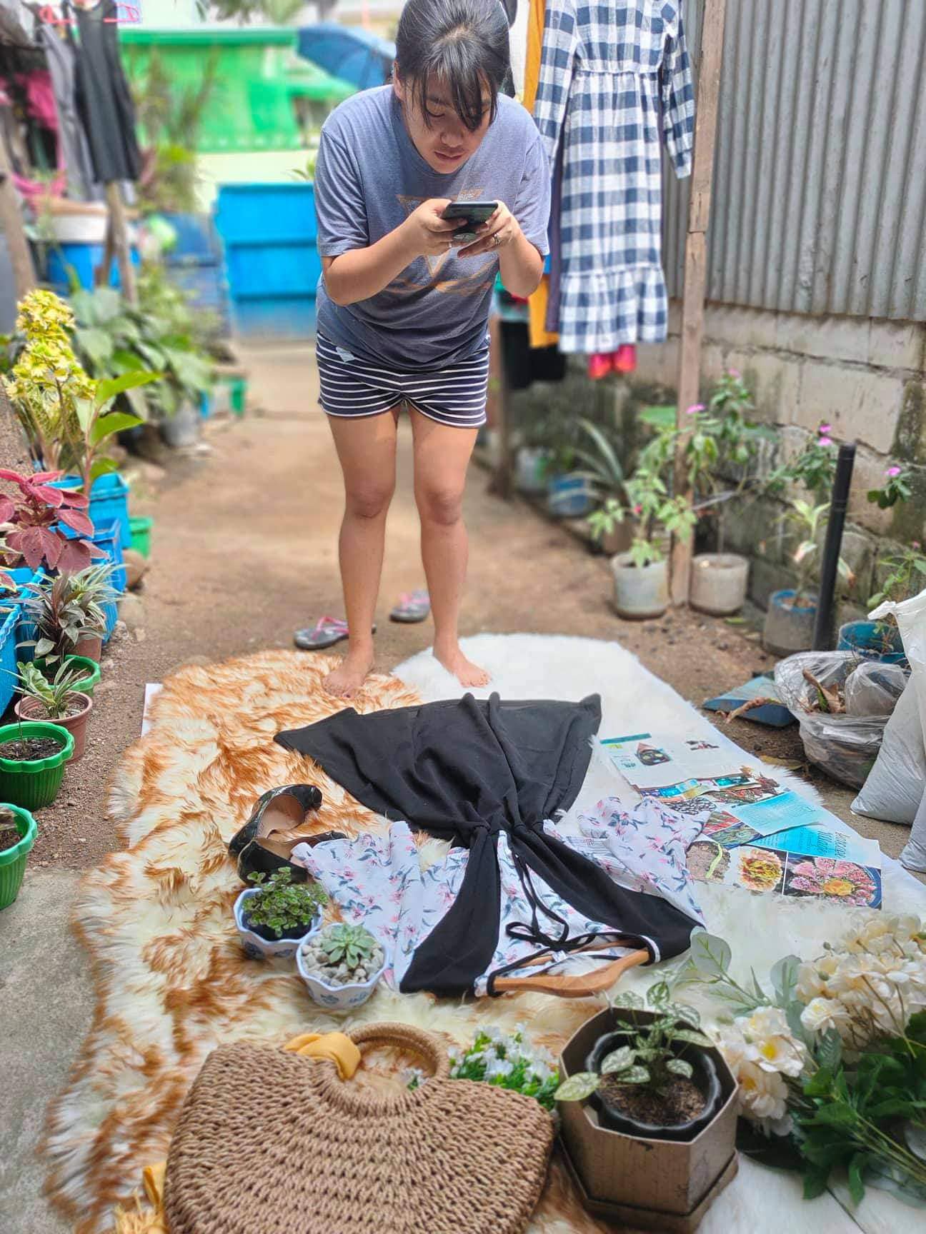 ถ่ายรูปขายเสื้อผ้า