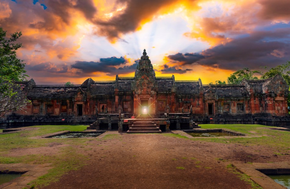พระอาทิตย์ขึ้นและตกตรง 15 ช่องประตู ปราสาทพนมรุ้ง