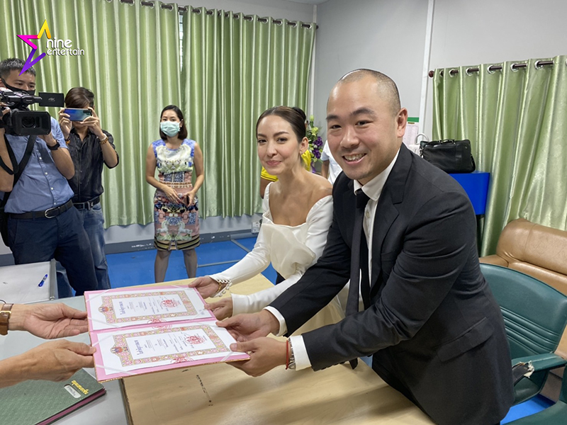 โอซา แวง จดทะเบียนสมรส