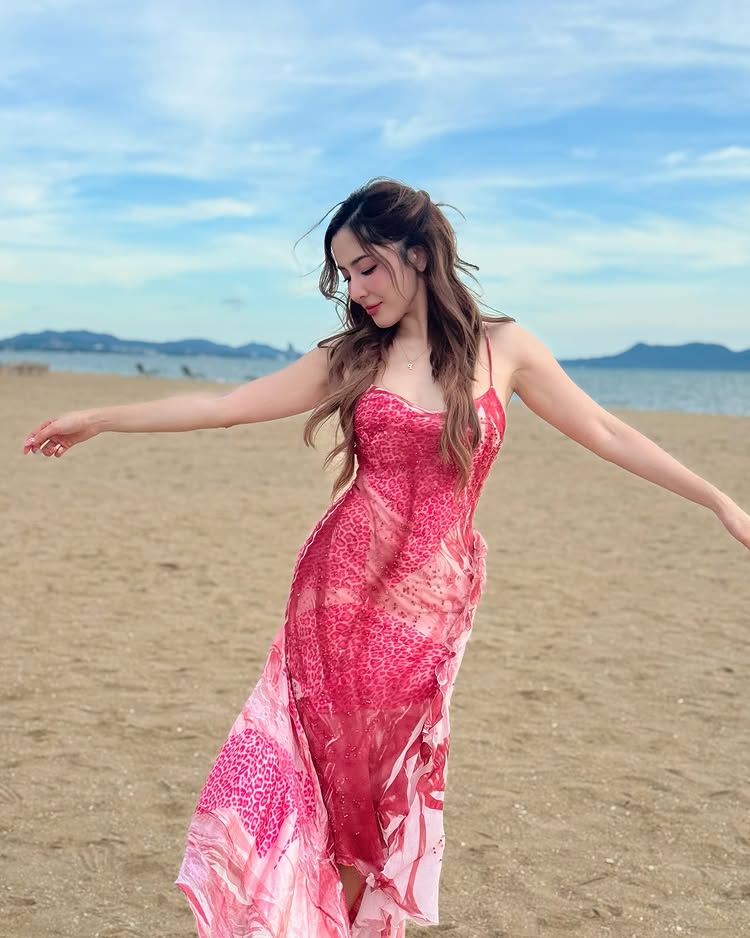 พิ้งค์กี้ สาวิกา กับชุดเที่ยวทะเลสุดเซ็กซี่ สีแดงแรงฤทธิ์ เร้าร้อนไม่แผ่ว