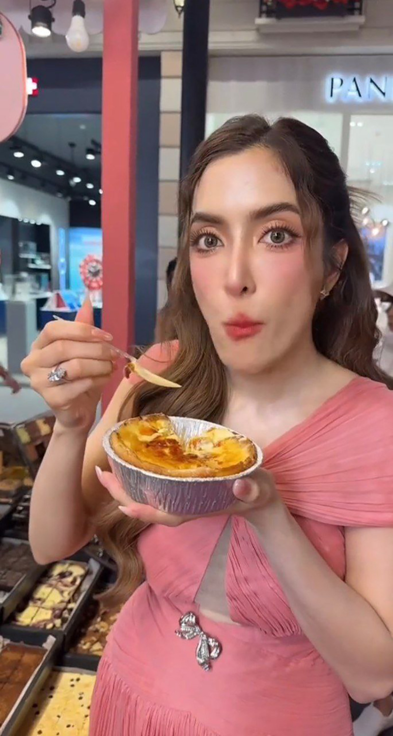 พิ้งกี้ สาวิกา โพสต์คลิปกินแซ่บ แต่คนหลุดโฟกัส