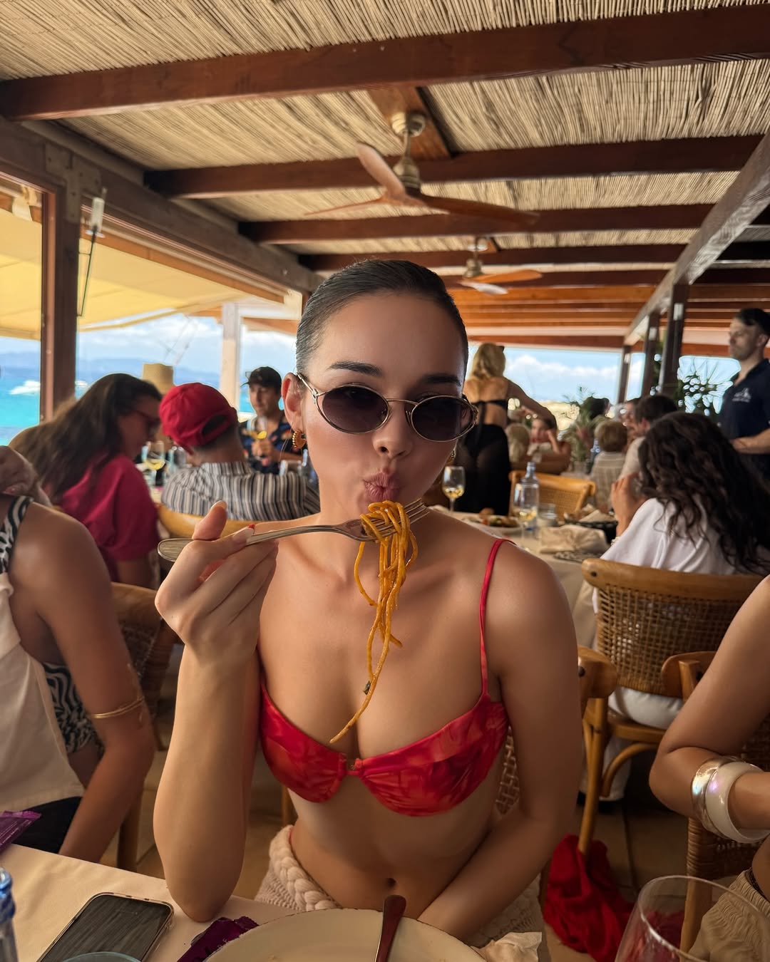 สกาย มาเรีย โชว์หุ่นเด็ด นุ่งบิกินี่สีแดง