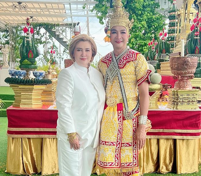 ไก่ วรายุธ แอนนิต้า โปเมส