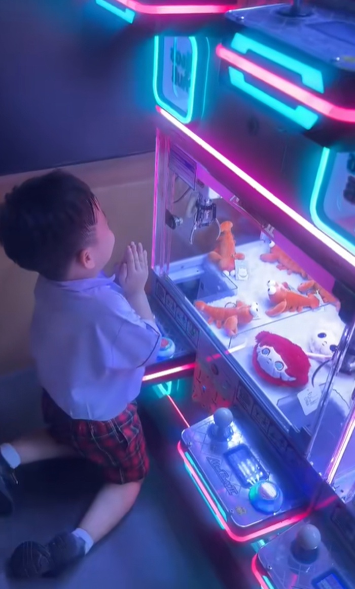 ตู้คีบตุ๊กตา