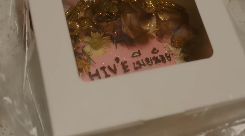 แม่ค้ามือสั่น เจอสั่งเค้กติดดอกไม้สีทอง ข้อความแรงมาก