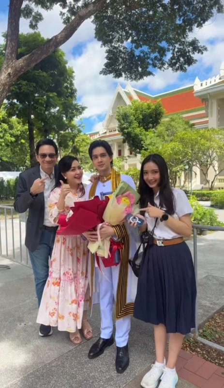 น้องเน็ต ลูกชาย น็อต-กวาง เป็นตัวแทนบัณฑิต ทูลเกล้าฯ ถวายพวงมาลัย กรมสมเด็จพระเทพฯ