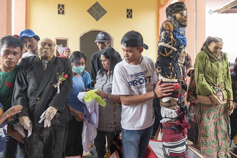 ปลุกศพกลับบ้าน