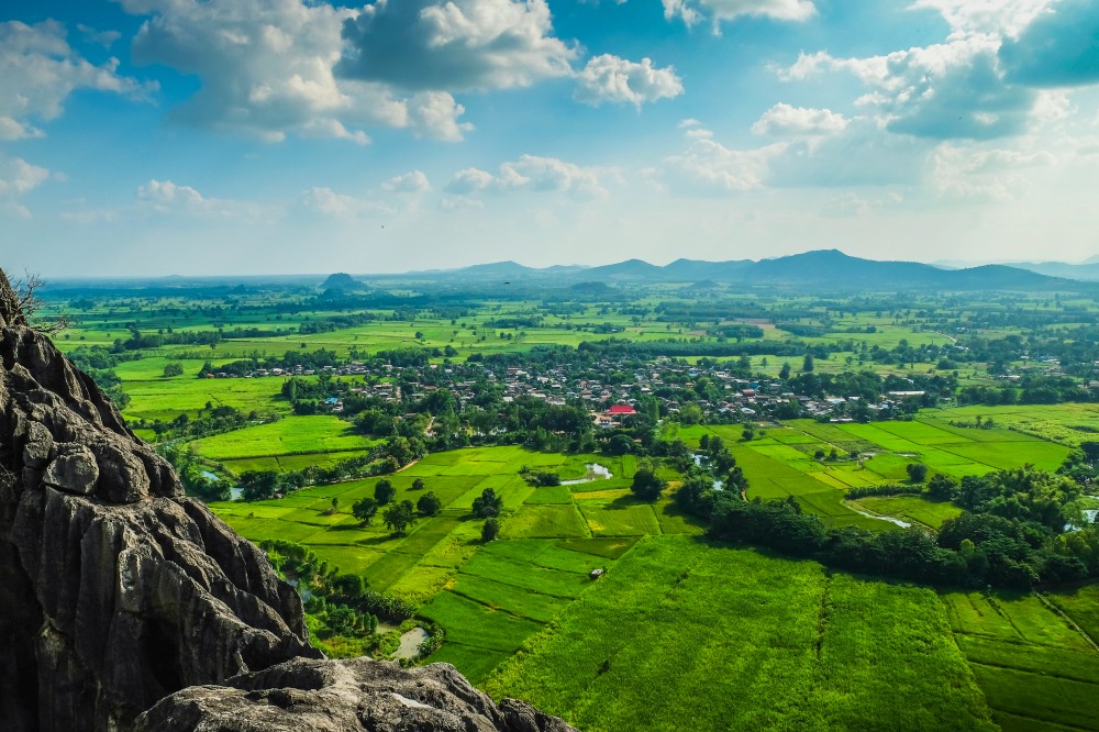 วิวทิวทัศน์ทุ่งนาบ้านผาเจาะและอำเภอนาวัง จากถ้ำผาเจาะ